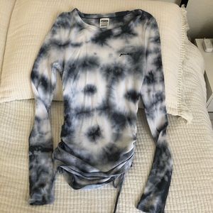 VS Pink ruched side long sleeve tie dye top. XS